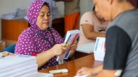 Foto Pelipatan Surat Suara Pemilu 2024 di KPU Jakarta Utara 1