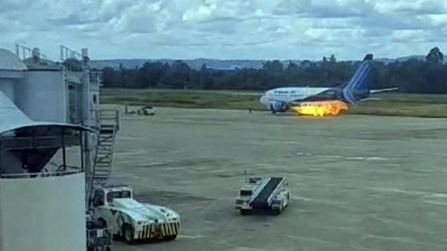 mesin-pesawat-boeing-trigana-keluarkan-api-di-bandara-sentani_169