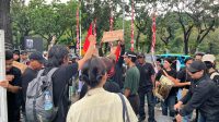Warga Menteng Pulo II melakukan aksi unjukrasa di depan Kantor Balai Kota Jakarta | Foto : Alfaro